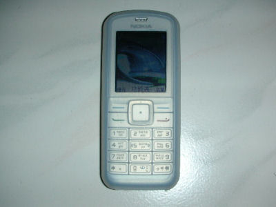 我的 Nokia 6070 ，加上果冻套和我喜欢的布景主题